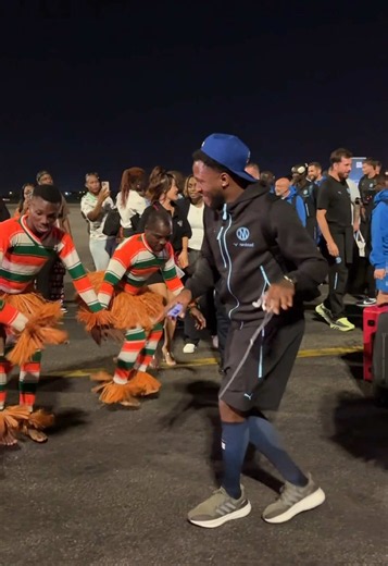 Un accueil de FOLIE pour nos Olympiens à Abidjan 🕺😍🇨🇮 #marseille #ivorycoast #abidjan #sportsontiktok #ligue1