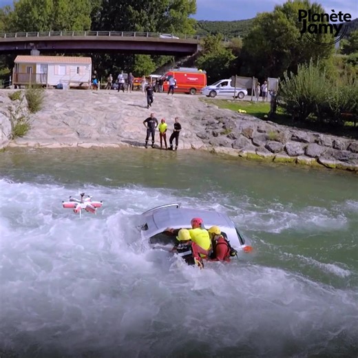 En cas d’inondation, la panique nous gagne vite et nous n’avons pas forcément les bons réflexes. Découvrons les gestes qui sauvent avec une brigade de pompiers formés au secours aquatique 🚒 | Jamy Gourmaud