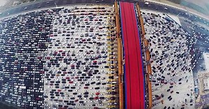Cet été, la Chine va tester son bus enjambeur d’embouteillages !