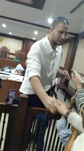 Yang membuat opini buru tntng barang yg ada D tangan bang amar ini saya lngsung slaman dg dia dg penuh rasa haru sedih gemetar saking Bersykurnya dr stelah skian bulan saya tangisi ahirnya bisa mejbat tangannya dg keadaan sehat walafiat. dan barang yg Ada D tangan itu hnya uang dan tasbih dgtal. jngan membuat opini2 bruk ya kami fans dsni sllu hadir lngsung menyaksikan smuanya!! @drgkamelia @nilakanti3 #Rehab amarzoni #tegakan keadilan #AMAR BUKAN PENGEDAR!!!