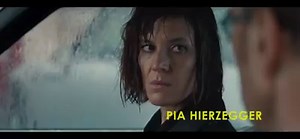 Mehr Josef Hader als in "Wilde Maus" geht nicht: Für die Tragikomödie schrieb er das Drehbuch, führte Regie und spielte die Hauptrolle an der Seite seiner Ehefrau Pia Hierzegger. Die Rolle des geschassten Musikkritikers schrieb sich der österreichische Kabarettist und Schauspieler auf den Leib: Lakonisch und mit deftigem Schmäh gibt er einen Fallenden, der in einem Rachefeldzug neuen Sinn findet. Noch bis Freitag in der BR Mediathek anschauen: ▶️ https://www.br.de/mediathek/video/tragikomoedie-v