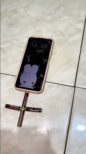 How to charge your phone without using a charging cable😱⁉️#lempardadu