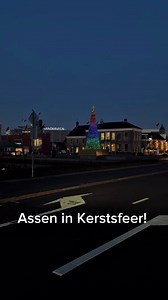 Assen is weer helemaal in kerstsfeer! 🎄 Duizenden lampjes 🌟 zorgen voor een magische gloed in onze binnenstad. Perfect voor een heerlijke avondwandeling langs de mooiste lichtjes. 🎅💫 Wil je weten wat er allemaal te doen is in Assen de komende periode? Check onze blog over de December Feestmaand link: https://www.ditisassen.nl/nl/kom-ontdekken/blogoverzicht/beleef-de-kerst-in-assen | ditisassen