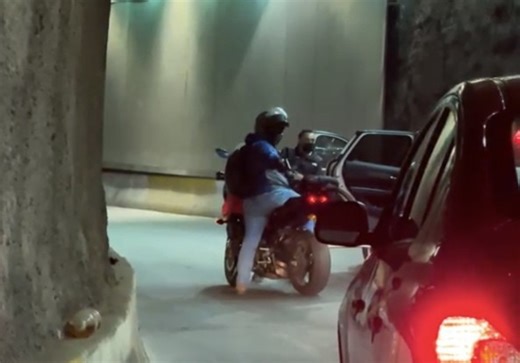 Captan en video robo a automovilista en bajo puente de Santa Fe