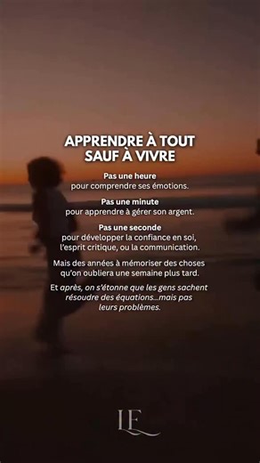 Libre ELLE on Instagram: "On nous a appris à réciter, pas à réfléchir. À obéir, pas à comprendre. À chercher les bonnes réponses, jamais les bonnes questions. L’école t’a peut-être appris à lire, écrire, compter… Mais pas à te connaître, à te relever, à gérer ton temps, ton argent, ou tes émotions. Tout ce qu’il faut pour exister vraiment, tu dois l’apprendre seul. C’est ça, devenir adulte : désapprendre ce qu’on t’a rempli, et réapprendre ce qui te nourrit. Parce que la vraie éducation ne se do