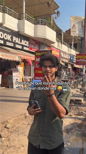 Los estudiantes IT codean donde sea 😜💻 #tech #humor #viral #website #programming #hack