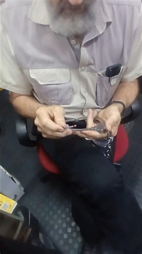 HAND'S CUFF TESTING LOCKING MECHANISM USING THIN METAL PIECE IN MECHANICAL TESTING LABORATORY