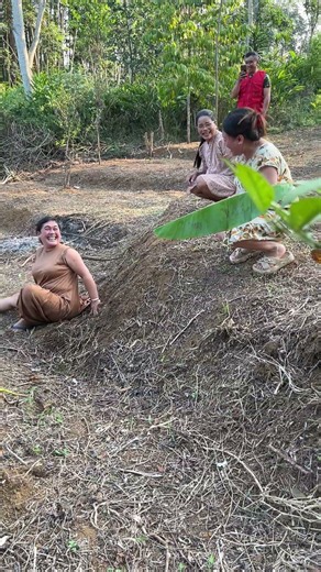 Menyiram tanah karna kemarau