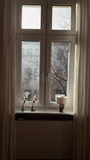 It’s minus 6 degrees though. You can’t seriously clean windows in that, right? But I also can’t unsee it now 😅 Tell me – would you wait for warmer days or just suffer through the cold? #homedecor #midcenturydesign #homeinspo #altbau #cozyhome