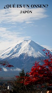 ¿Te bañarias aquí? 😏🌿 Los onsen son baños termales tradicionales de Japón, alimentados por fuentes de agua volcánica rica en minerales. Son muy valorados por sus beneficios para la salud y la relajación. Los onsens pueden ser interiores o al aire libre (rotenburo), y algunos ofrecen vistas espectaculares, como montañas o ríos. Antes de entrar, es obligatorio lavarse bien en las áreas intimas (un baño polaco,vamos) culo, nepe y sobaco 🤷🤣 Muchos onsens tienen normas estrictas, como prohibir ta