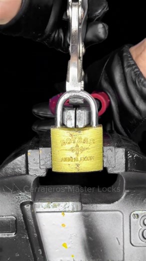 This is how the locksmith trick works with the owner's authorization, legally and safely.