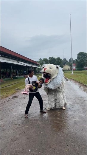 gara - gara ambil topinya OM Edi Alika di Umpan Ke can Macanan