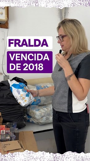 Pensou que “o achadinho” já tinha acabado? Ainda tem esse que eu não tinha mostrado pra vocês. Estamos de mudança para o novo prédio, mas não tinha como sair daqui sem mais um achadinho, que eu já tinha achado, tanto que está mais organizado agora. E adivinha? Produtos em excesso, desperdício, materiais vencidos. #itajai | Anna Carolina