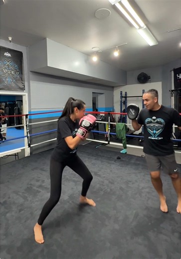 Come with me to my boxing class with Lesly 🥊 Today we worked on a new footwork combo—and I won’t lie, it was hard. I definitely still need to tighten up my hooks, but I’m just grateful to be back in the gym. After a year away because of my injury, this feels so good. Come along with me as I get back into boxing #boxing