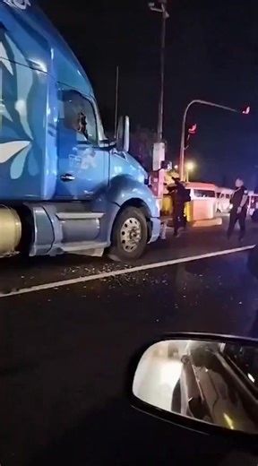 🚨 ÚLTIMA HORA 🚨 Un conductor de tráiler protagonizó una intensa movilización policiaca luego de omitir un punto de revisión en la carretera México-Texcoco y abrir fuego contra agentes de seguridad durante su intento de fuga. Los hechos se registraron en Tecamachalco, municipio de La Paz, Estado de México, donde el operador del pesado vehículo realizó disparos contra los uniformados, además de impactar y dañar patrullas y vehículos particulares en su trayecto. Corporaciones de seguridad despleg