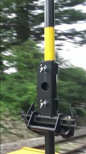 清里駅南側の森の中にある小海線の「美し森踏切」の風景