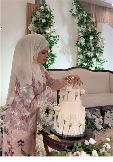 Beautiful Ruffle Wedding Cake for Your Special Day