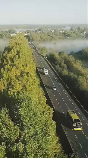 Scania et Higer révolutionnent le monde du transport scolaire ! 🚌 De la construction du châssis à la chaîne cinématique en passant par la carrosserie, le Scania Fencer 6 a été développé et testé de manière approfondie en mettant l'accent sur la fiabilité et les performances sans faire de compromis sur l'efficacité énergétique. Robuste, efficace et polyvalent, ce bus scolaire génération alpha rejoint les lignes périurbaines pour impulser le changement. Pour construire un avenir durable, chaque a