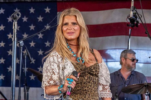 Jessica Simpson performs for the first time in 15 years, debuts new song