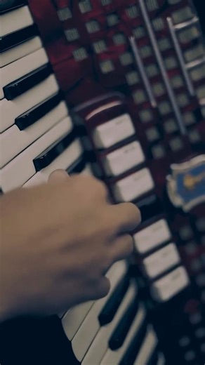 3.9K views · 5.6K reactions |  Un día como hoy, 24 de octubre de 1925, nacía Leonor Manzano, la mujer que hizo historia creando el inigualable Tunga Tunga, el ritmo que dio origen al Cuarteto cordobés. ❤️ Recordamos su legado musical con este video de los chicos de PONEME VIVO ✨ Porque el Cuarteto no se escucha, ¡se siente!  #LeonorManzano #TungaTunga #CuartetoLeo #PonemeVivo | De Locos Online | Facebook