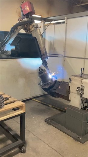2.1K views | One of our welding robots hard at work! #americanmade #americanmanufacturing #madeinusa #earthmovingequipment #madeinamerica #earthmoving #drilling #earthmovingattachments #diggaUSA #digga #auger | Digga North America | Facebook
