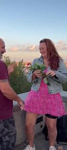 CON ROMA A MIS PIES… uno de los mejores momentos de mi vida. Me daba vergüenza colgarlo en redes pero la verdad, necesito compartir mi felicidad con todo el mundo 🥹 Después de casi 8 años de relación y miles de “Yo no me voy a casar nunca”, cuando pensaba que esas cosas nunca me pasarían a mí, que sólo pasan en las películas 🎥 Va @davidsanchezbla y me hace esto… Sigo en shock, me cuesta creerlo y asimilarlo, pero no puedo quitar la sonrisa de la cara. No te imaginas cuánto te amo, amor. Desde 