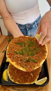 LAHMACUN casero 🇹🇷✨ Masa finita, carne especiada y limón recién exprimido. Un clásico turco hecho en la sartén Daily de Hudson 🫓🔥. #lahmacun #recetas #food #recipe #recetasfaciles | La Rusa Cocina