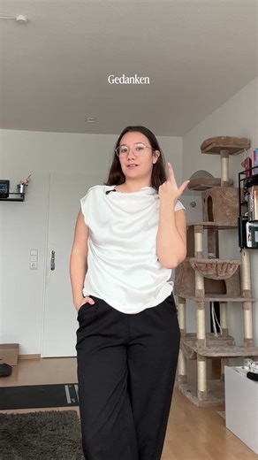 heute: „substituieren“ bedeutet: etwas ersetzen, an die Stelle von etwas anderem setzen 📖 Beispiele: „Ich versuche gerade, alte Muster nicht einfach zu substituieren, sondern wirklich zu verändern.“ „Manches lässt sich substituieren, anderes nicht.“ „Gefühle zu substituieren funktioniert selten langfristig.“ #sagsschöner #wortschatz #neueslernen #substituieren #fürdichpage