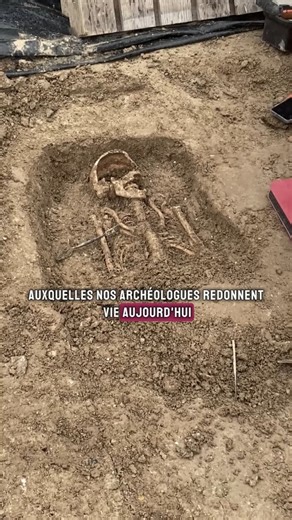 #Archeologie | 𝐏𝐥𝐨𝐧𝐠𝐞𝐳 𝐞𝐧 𝐢𝐦𝐚𝐠𝐞𝐬 𝐚𝐮 𝐜œ𝐮𝐫 𝐝𝐞𝐬 𝐟𝐨𝐮𝐢𝐥𝐥𝐞𝐬 𝐝𝐞 𝐥’𝐚𝐧𝐜𝐢𝐞𝐧𝐧𝐞 𝐚𝐛𝐛𝐚𝐲𝐞🏺 Rue d’Auby à Douai, les équipes d'archéologie préventive de Douaisis Agglo révèlent peu à peu les vestiges de l’abbaye cistercienne fondée au 13e siècle. Parmi les découvertes marquantes : une vaste zone du cimetière de la communauté, qui ouvre une fenêtre rare sur la vie d’un monastère médiéval féminin. Une exploration scientifique passionnante, en cours jusqu’au printemp