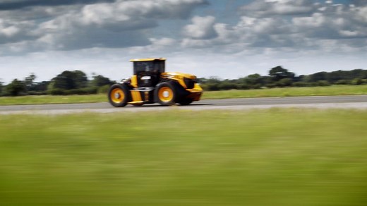 JCB a obtenu un nouveau record de vitesse britannique du tracteur le plus rapide avec son JCB FASTRAC. La machine a atteint une vitesse de 166,7 km/h sur l'aérodrome d'Elvington, près de York, avec, au volant, Guy Martin, célèbre présentateur de télévision britannique et ingénieur. Il a battu le précédent record de 140,44 km/h établi en mars 2018 par le Track-Tor de Top Gear. | Matériel Agricole - Le magazine 100 % Machinisme