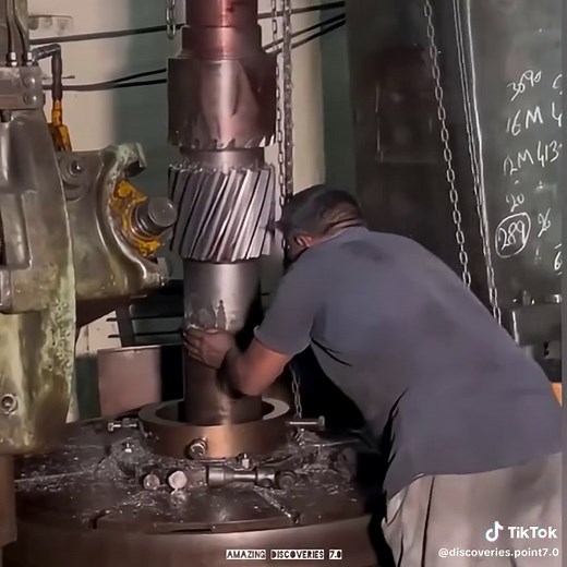 Forging a Giant Gear from a Ship Crankshaft | Metalworking