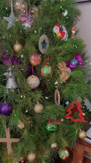 Lucinda Cowden | Here’s our lovely tree … I’d love to see yours … sending love and Happy holidays 🎄✨❤️ | Instagram