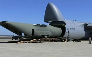 美军“大杀器”C-5运输机，长75.54米，时速919公里。世界上第二大的空中运输机。