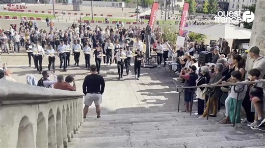 Revivez le départ de la course des garçons et filles de café au Mans 🫖☕️ | Ouest-France Le Mans