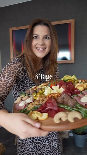 5.7K views · 22 comments | Tag 1 von 3 | Christmas Foodboard ✨ Voll hübsch in der Sternform mit Rosmarin-Zweigen, oder? 㮝…aber süß und herzhaft zusammen auf ein Foodboard. Darf man das? Folgt unbedingt, wenn ihr Teil 2 nicht verpassen wollt 﫶 | Die Steins | Facebook