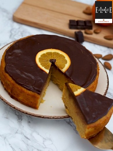 Amateur d'orange et de chocolat ? Ce gâteau moelleux à l'orange avec son glaçage au chocolat noir est fait pour vous ! 🍊 Une recette ELLE à Table réalisée par Les Pépites de Noisette ✨ 🛒 Ingrédients : 2 oranges à jus bio 250 g de poudre d'amande 4 oeufs 150 g de sucre complet ou cassonade Huile d'olive 10 cl de crème liquide 100 g de chocolat noir pâtissier 🔸 Rincez les oranges, faites-les cuire 1 h dans une casserole d’eau portée à ébullition. Préchauffez le four à 180°/th.6. Étalez uniformé