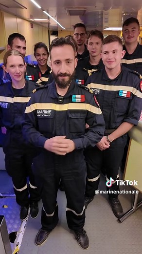Le commandant et l'équipage du sous-marin militaire