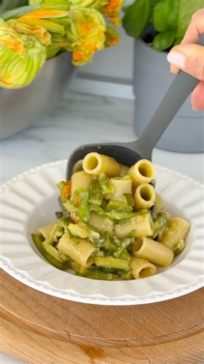 PASTA CON ZUCCHINE E FIORI DI ZUCCA CREMOSISSIMA... e SENZA PANNA!