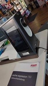 Wir haben als eine der Ersten in Deutschland die neue Pfaff Expression 750 ausgepackt und getestet. ✨ Automatischer Einfädler, großes Farbdisplay und riesige Stickeinheit – unser erster Eindruck ist da! 👉 Das komplette Unboxing & alle Details findest du jetzt auf unserem YouTube-Kanal. Schreib „YouTube“ in die Kommentare und wir schicken dir direkt den Link! #Pfaff #Nähmaschine #NähProfi | Nähprofi Fred Lange