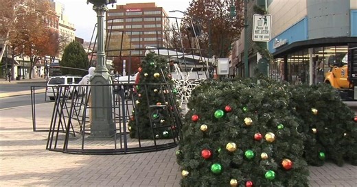 2025 Reading Holiday Tree goes up at Penn Square