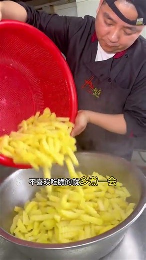 分享一道食堂夏天都爱吃的《狼牙土豆》，像我们这样做，稍微改进一下，把土豆先焯水3分钟，再加上秘制料汁一起拌，麻辣鲜香，香辣过瘾，一周安排七次都吃不腻，好用的波浪刀分享给你们！#土豆的神仙吃法#狼...
