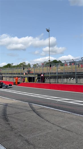 Time for the first Masters Racing Legends session of the day! 👀 Is there anything better than the sight of F1 cars back at Brands Hatch 😍 | Brands Hatch
