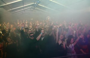 Bayerns größte Zelt-Faschingsparty ist zurück: Tausende feiern in Schöllnach