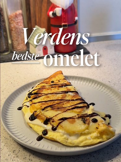 Verdens bedste omelet – 359 kcal og 31,5 g protein 🍳🤍 Skal du prøve den? 100g bage kartofler 2 æg 40g hytteost 1,5% 2 skiver Cheasy 13% mellemlageret Salt og peber Skræl en bage kartoffel og skær ud i tynde skiver, til du har 100g Tænd en pande på medium varme og kom lidt olie på. Jeg bruger 1-2 pift spray olie, for at spare kcal Fordel kartoflerne ud på hele panden. De skal ligge tæt så de danner en bund Kom salt og peber på Dæk panden med et låg og lad simre i 5-10 min, indtil kartoflerne ha