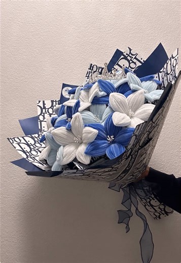 Un bouquet tout en élégance 🫐 DIOR style ✨ Commande en DM💌#fleurs #geneve🇨🇭 #fleurfaitmain #colorart #foryou