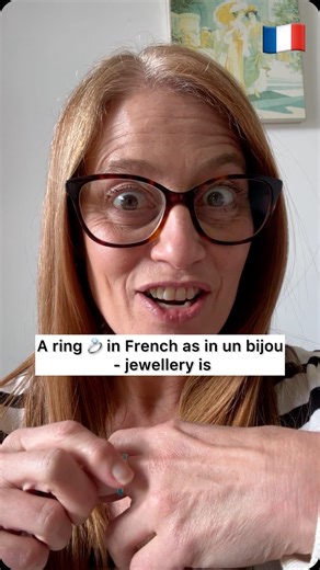 How to say a ring 💍 in French 🇫🇷 Speak better French now! A ring as in the jewellery (le bijou) is Une bague - It’s sounds like an old bag! 👜👵🏼 A silver ring - Une bague en argent🩶 A gold ring - Une bague en or⭐️ I like your ring ❤️ J’aime ta bague J’aime votre bague Your ring is beautiful Ta bague est belle Votre bague est belle Sometimes a ring is called - un anneau That an- suffix is used for things that go round and round like: A year - Une année A Birthday/Anniversary - Un anniversai