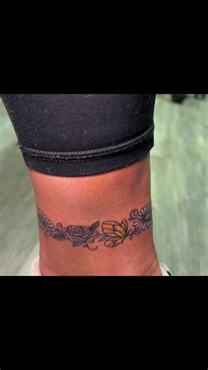 My customer came in with the stay golden tattoo and we added he rchildren’s birth flowers around it and I spit some yellow in the sun she had I freaking love how it turned out! (Sorry for the bad camera angles this was hard to get 🤣😅) #ankletattoo #tattoo #birthfloweranklet #fyp #girlytattoo