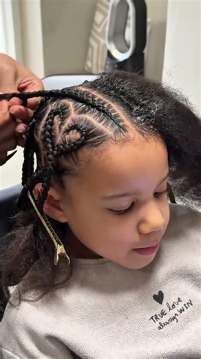 Vorige week hebben we Nevaeh haar haar laten doen bij @CurlsndBraids in Rotterdam! Anisha heeft s...
