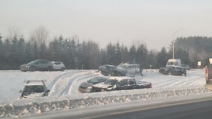 EN IMAGES | Près de 20 véhicules impliqués dans un immense carambolage sur l’autoroute 20