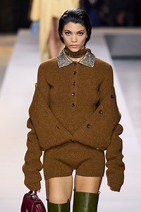 Il maglione polo è la tendenza preppy dell’Inverno 2025 su cui investire per l’anno nuovo